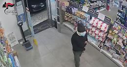 Indossa la mascherina e si arma di cacciavite per la rapina in farmacia