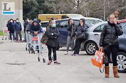 Supermercati a orario ridotto: è fila continua tutti i giorni