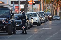 Coronavirus, controlli sempre più stringenti: posto di blocco in via Epitaffio
