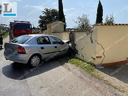 Sfreccia con l'auto e si schianta su un muro, positivo all'alcoltest. Arrestato