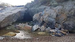Frana un costone a Ponza, chiusa l'area delle Piscine Naturali