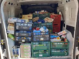 Spesa sospesa, carrelli pieni: volontari e Caritas al lavoro
