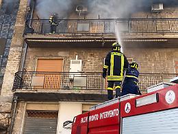 Terrore in una palazzina, le fiamme avvolgono un appartamento