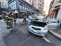 Brucia un auto in centro, intervento dei Vigili del Fuoco