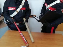 Alla guida con a bordo una mazza da baseball ed un bastone di bamboo: denunciato