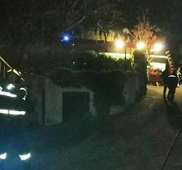 Vasto incendio in una villa, gravissimo anziano di 83 anni