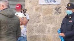 Coronavirus e controlli, portava a spasso il coniglio: sanzionato dalla polizia