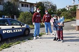 Gli agenti della Questura donano uova di Pasqua ai bambini in ospedale