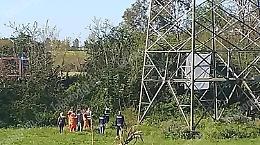 Minaccia il suicidio da un traliccio, è in salvo: voleva il reddito di cittadinanza