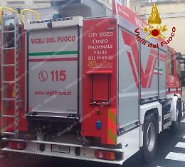 Stava soffocando durante la poppata, neonato salvato dai vigili del fuoco