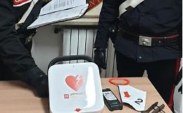 Ruba un defibrillatore comunale, trovato dai carabinieri