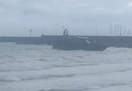 Insabbiata sulla costa una motovedetta della Guardia di Finanza