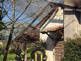 Incendio in una casa estiva, brucia il tetto: arrivano i vigili del fuoco