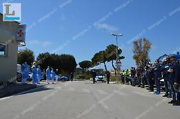 Coronavirus, l'omaggio di forze di polizia e soccorritori agli ospedali Riuniti