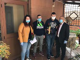 Una rosa rossa e una pergamena per i nuovi maggiorenni del paese