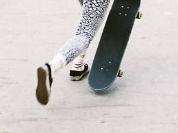 Con lo skate "saltano" le distanze sociali: il lockdown non ferma le passioni