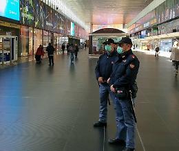 Viola le prescrizioni per il covid e presenta documenti falsi per il viaggio