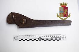 Minacce e violenze a madre e patrigno per  un appartamento: arrestato