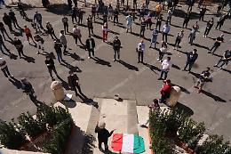 La protesta dei commercianti: consegnano le chiavi dei locali al Sindaco