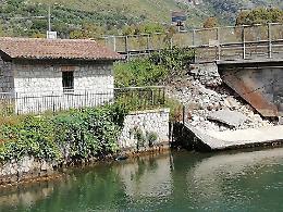 Crolla un argine del canale di Torre Canneto sulla Flacca