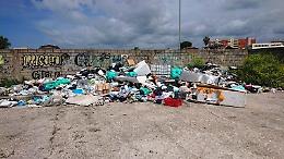 Una discarica a cielo aperto nel piazzale vicino all'ex Dogana