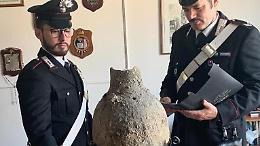 Un'anfora romana usata come oggetto d'arredo: sequestrata
