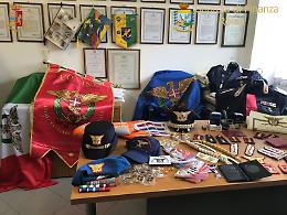 Vendevano uniformi militari senza licenza: scoperta la finta associazione