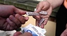 Adolescente trovato mentre cedeva la droga al padre