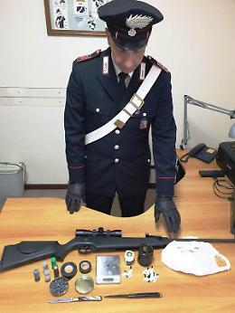 Nasconde decine di dosi di cocaina e una carabina:  arrestato 54enne