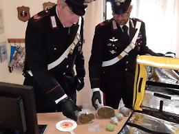 Faceva il fattorino, ma anche il pusher: trovato con mezzo chilo di marijuana