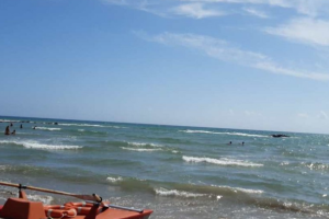 Tragedia in mare ad Anzio: due fratelli annegano nel tentativo di salvarsi a vicenda