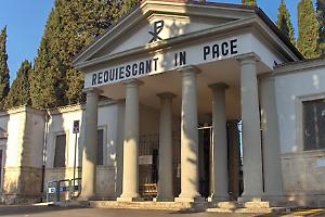 Rubava sulle tombe del cimitero: il ladro scoperto da un operaio, è un anziano