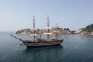 L'Amerigo Vespucci accolto a Gaeta con un corteo di imbarcazioni