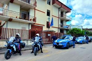 Immigrazione irregolare a Fondi, controlli della Polizia: trovati 23 stranieri in un’abitazione