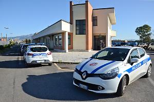 In fuga con l’auto dopo l’incidente aggredisce gli agenti: scatta l’arresto