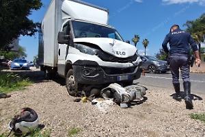 Inversione in scooter sulla Pontina, bracciante travolto da un autocarro