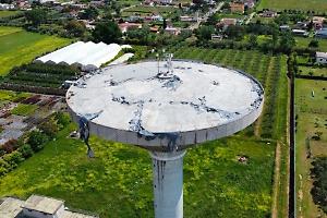 L’acquedotto  cade  a pezzi,  la  guaina vola dal tetto  e finisce sulle case