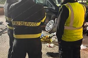 Incidente in via Carano: finiscono con l'auto nel fosso, quattro feriti