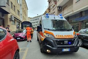 Una furia in centro, danneggia un’auto  e aggredisce il proprietario