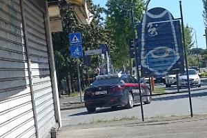 Spari nella notte, sei esplosioni da un'auto in corsa