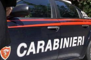 Lo prendono a bastonate per rubargli la catenina e 450 euro