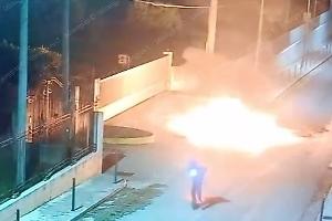 Una bottiglia molotov alla Rida, caccia a un ragazzino
