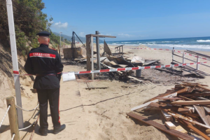 Incendio sul lungomare di Fondi, distrutto chiosco in fase di allestimento