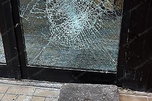 Il ladro solitario, sfonda le vetrine a mattonate e visita due negozi