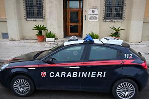 Spacca i vetri di auto e furgone, 40enne denunciato dai Carabinieri