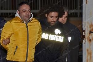 Con la  pistola pronta a sparare: aveva quattro colpi nel caricatore