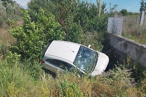 Auto fuori strada in via Epitaffio, ferito un 47enne