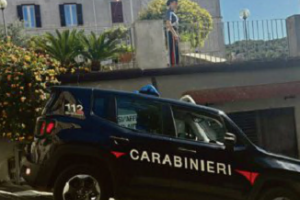 Una furibonda lite finisce nel sangue, 46enne accoltella il coinquilino