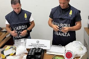 Blitz a Pontinia, sequestrati 3 kg di cocaina e marijuana liquida: arrestato un uomo