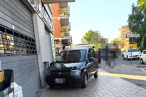Anziano perde il controllo dell'auto e finisce contro il muro della farmacia